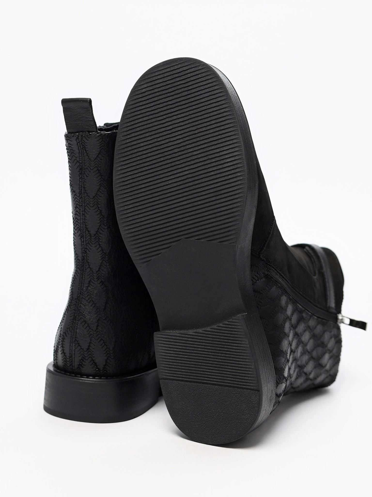 Ботинки комбинированные черного цвета на среднем каблуке